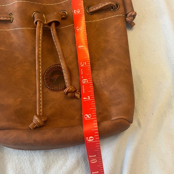 Elegant Tan Leather Crossbody Bag - Picture 3 of 7